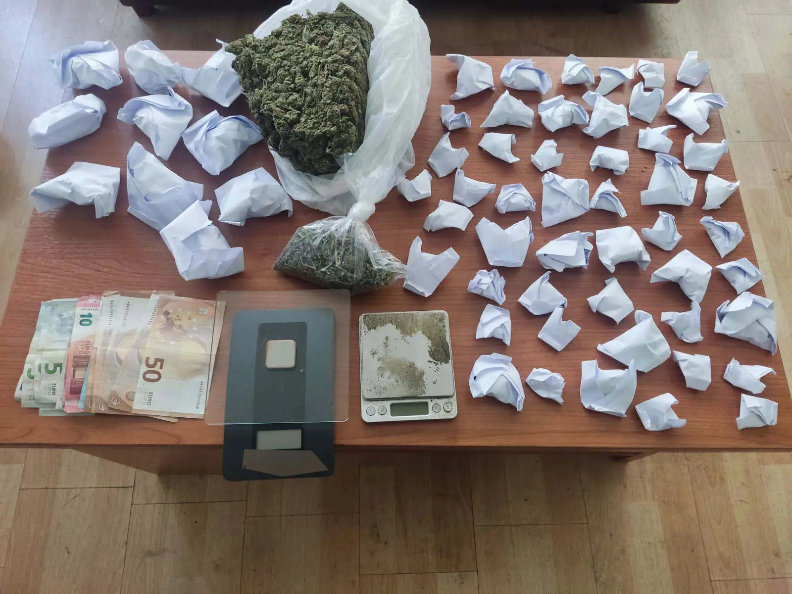 Σε 13 συλλήψεις προχώρησε η Αστυνομία σε επιχείρηση στη Δυτική Αττική – Κατασχέθηκαν ναρκωτικά, όπλα και μαχαίρια