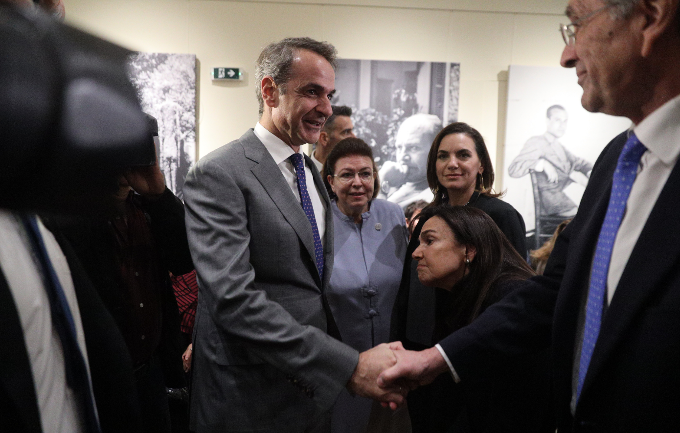 Νέα χειραψία Μητσοτάκη – Σαμαρά στα εγκαίνια του «Σπιτιού του Ελύτη» στην Πλάκα