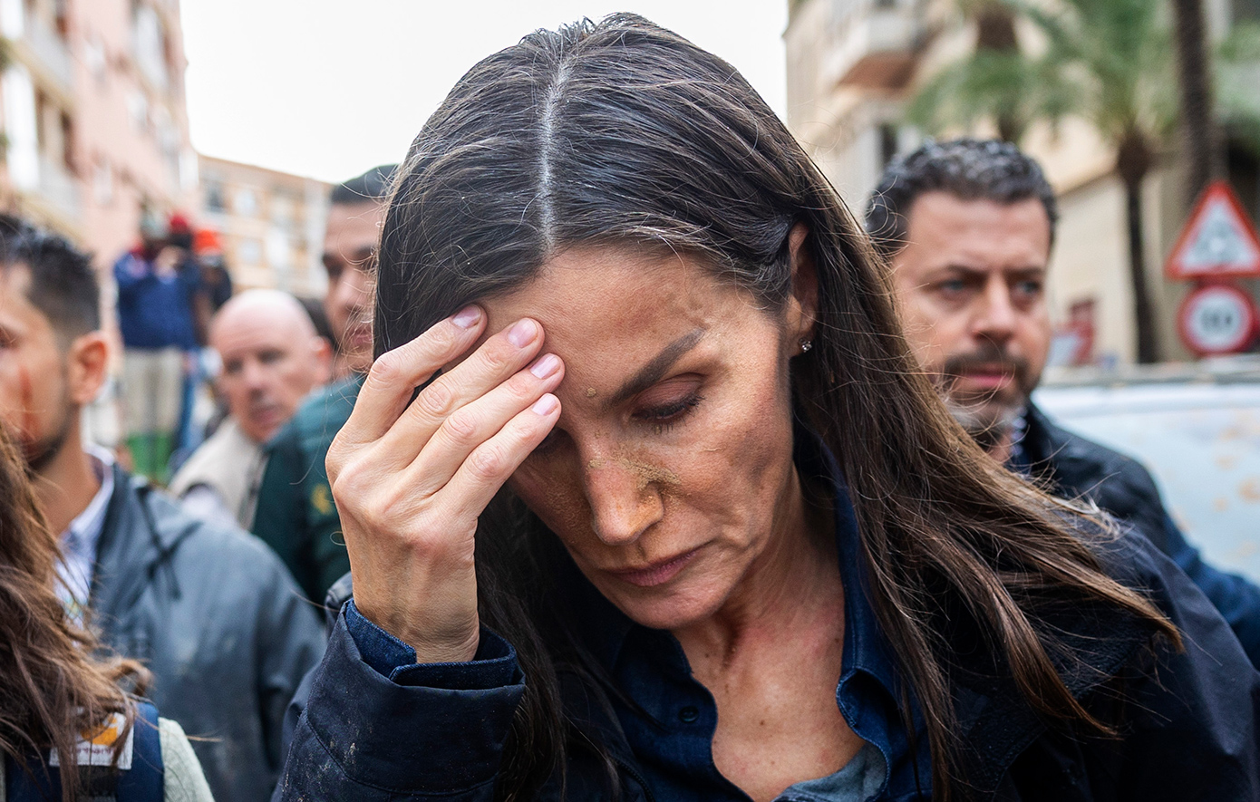 Βίντεο από το οργισμένο πλήθος που πέταξε λάσπη στη βασίλισσα Λετίθια της Ισπανίας – «Εδώ πεθαίνουμε, εσένα δεν σου λείπει τίποτα»