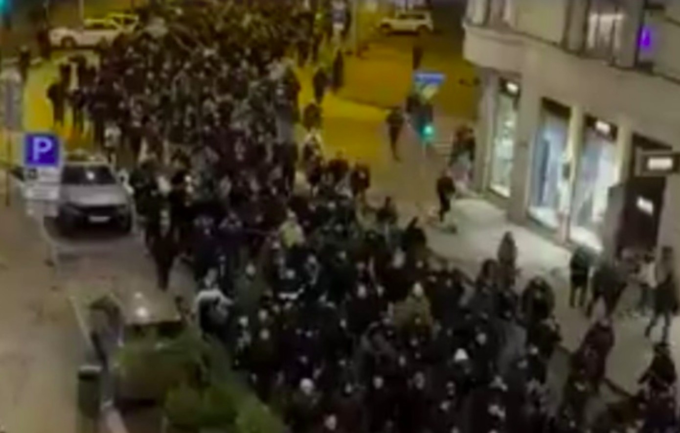 Ρίγα – ΠΑΟΚ: Βίντεο με την πορεία των Ελλήνων οπαδών ανέβασαν οι Λετονοί