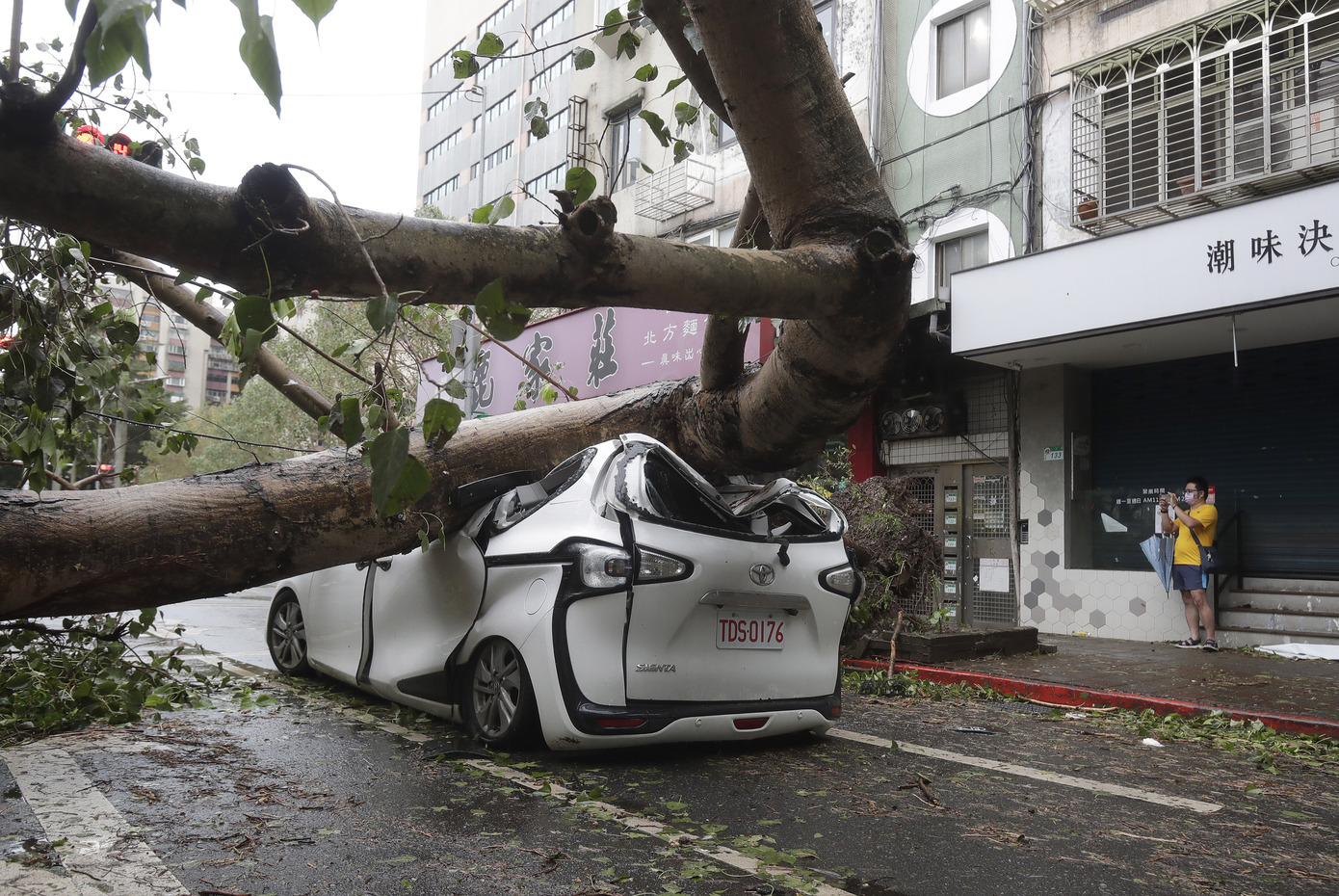 Σοκάρουν τα βίντεο από το πέρασμα του τυφώνα Κονγκ-ρέι στην Ταϊβάν – Δυο νεκροί και πάνω από 500 οι τραυματίες