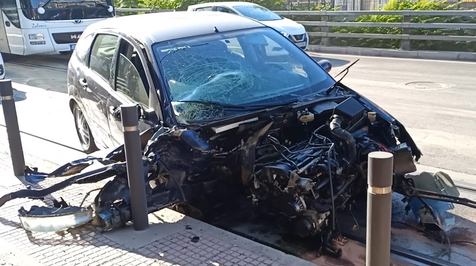 Σοβαρό τροχαίο στο Νέο Φάληρο – Το αυτοκίνητο διαλύθηκε στις μπάρες και κατέληξε στις γραμμές του τραμ