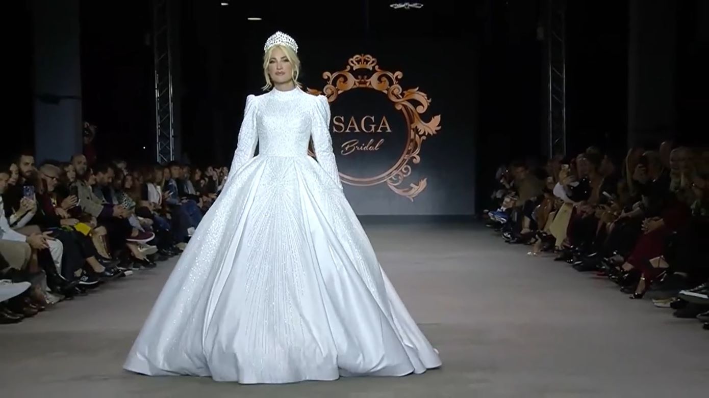 Η πασαρέλα της Ιωάννας Τούνη με νυφικό, στο Athens Fashion Week – Το παραπάτημα και τα αμήχανα χαμόγελα