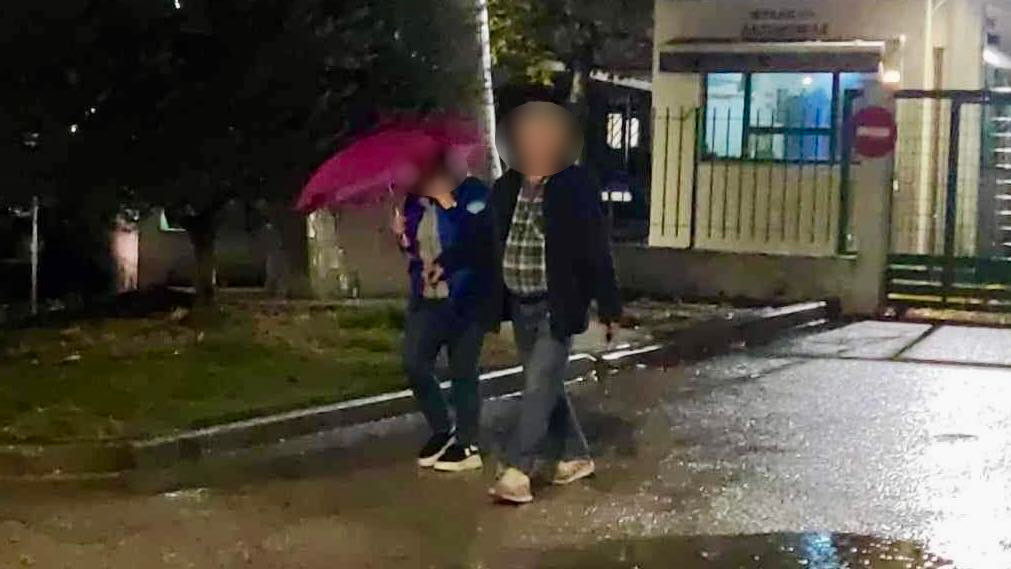 Γυναικοκτονία στο Αγρίνιο: Οι γονείς του 30χρονου τον επισκέφθηκαν στα κρατητήρια – Δείτε βίντεο