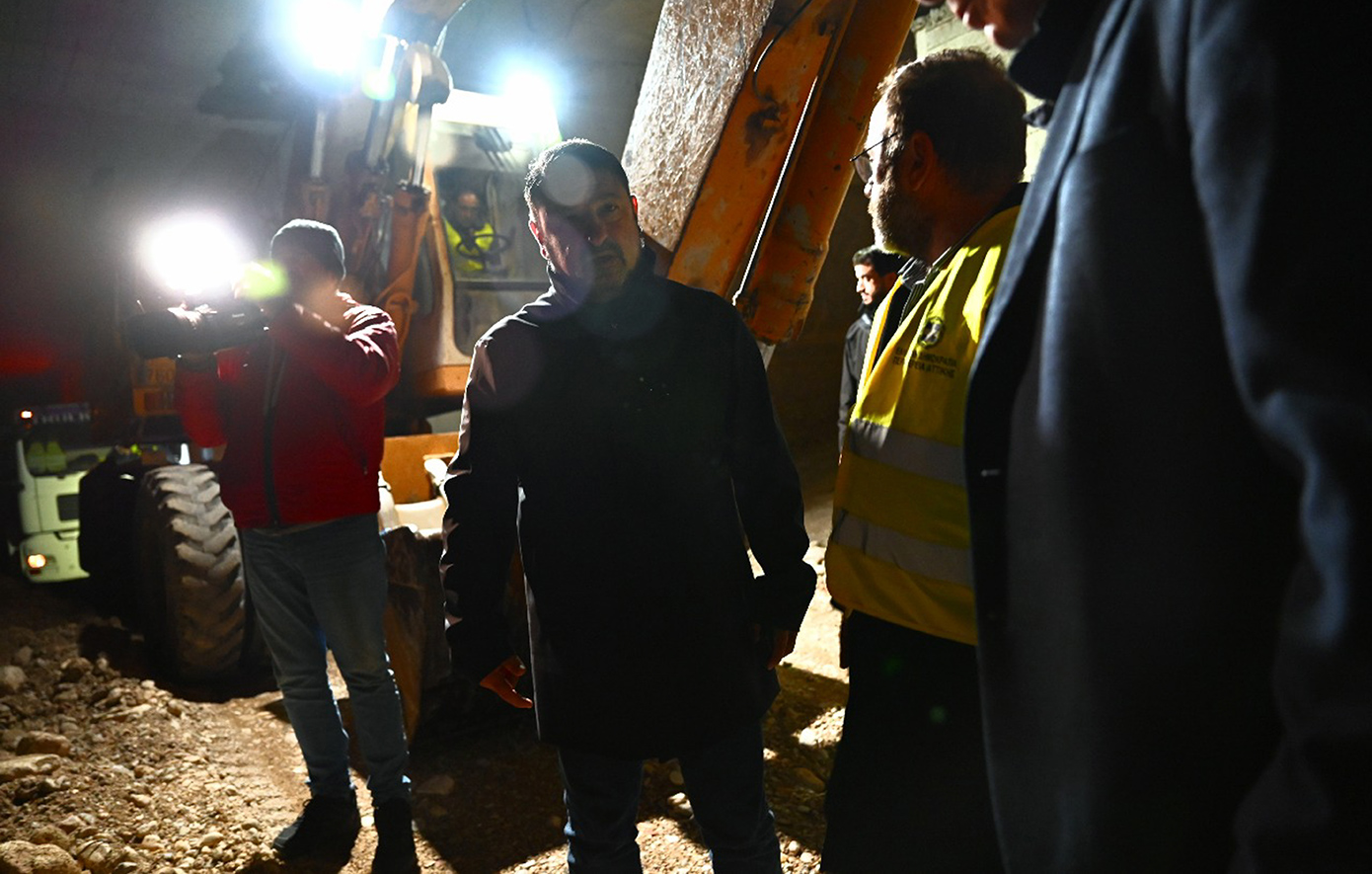 Αυτοψία Χαρδαλιά στον συλλεκτήριο αγωγό του Αιγάλεω Αυτοψία Χαρδαλιά στον συλλεκτήριο αγωγό του Αιγάλεω