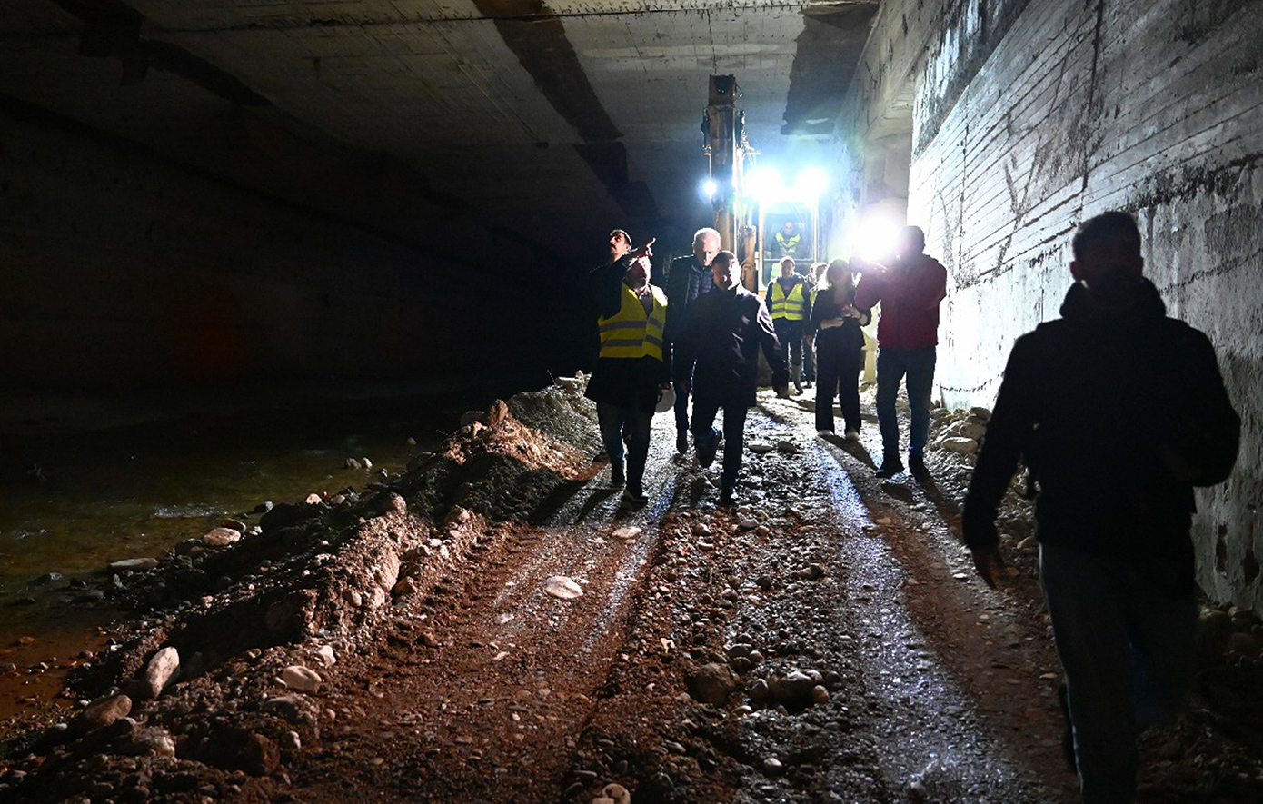 Αυτοψία Χαρδαλιά στον συλλεκτήριο αγωγό του Αιγάλεω Αυτοψία Χαρδαλιά στον συλλεκτήριο αγωγό του Αιγάλεω