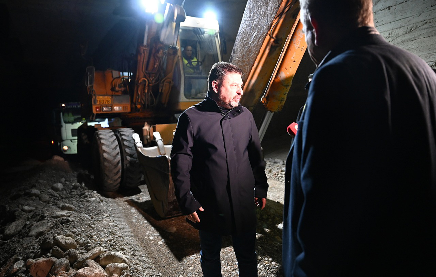 Αυτοψία Χαρδαλιά στον συλλεκτήριο αγωγό του Αιγάλεω Αυτοψία Χαρδαλιά στον συλλεκτήριο αγωγό του Αιγάλεω