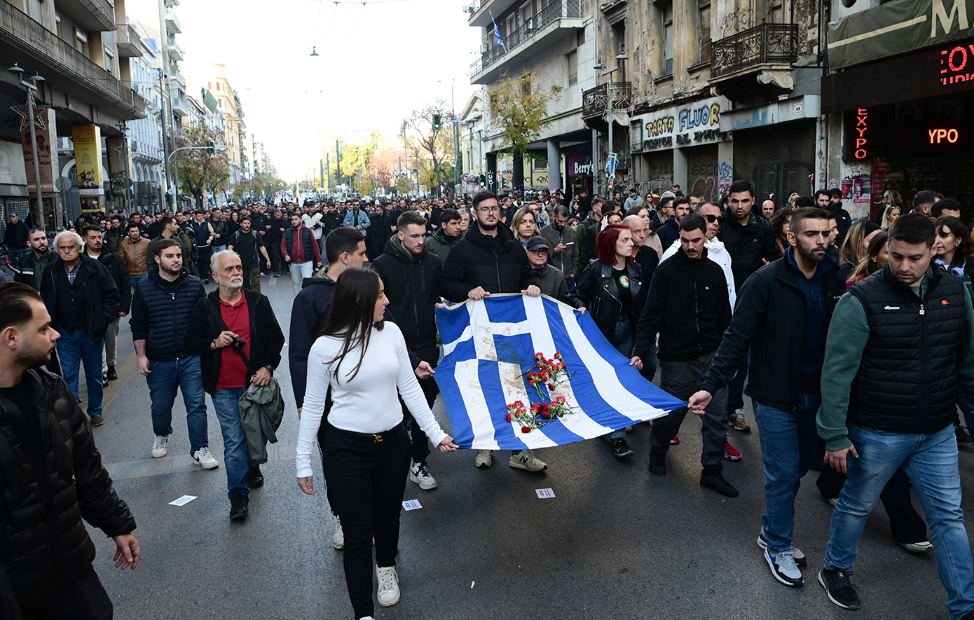 Στην αμερικανική πρεσβεία κατευθύνεται η αιματοβαμμένη σημαία του Πολυτεχνείου Στην αμερικανική πρεσβεία κατευθύνεται η αιματοβαμμένη σημαία του Πολυτεχνείου