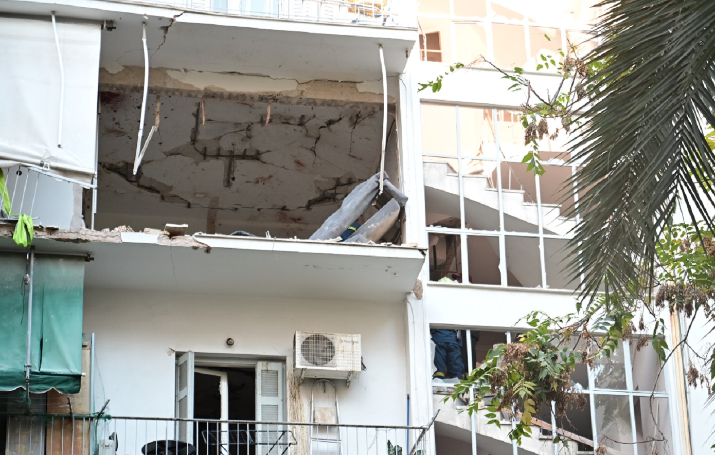 Χρυσοχοΐδης για Αμπελόκηπους: Θηριώδης η βόμβα &#8211; Ακατάλληλη μετά την έκρηξη η πολυκατοικία