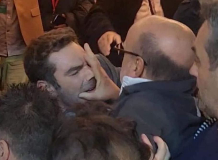Η στιγμή της έντασης Αντώναρου στο συνέδριο του ΣΥΡΙΖΑ – Τα σπρωξίματα με υπάλληλο και οι λιποθυμίες