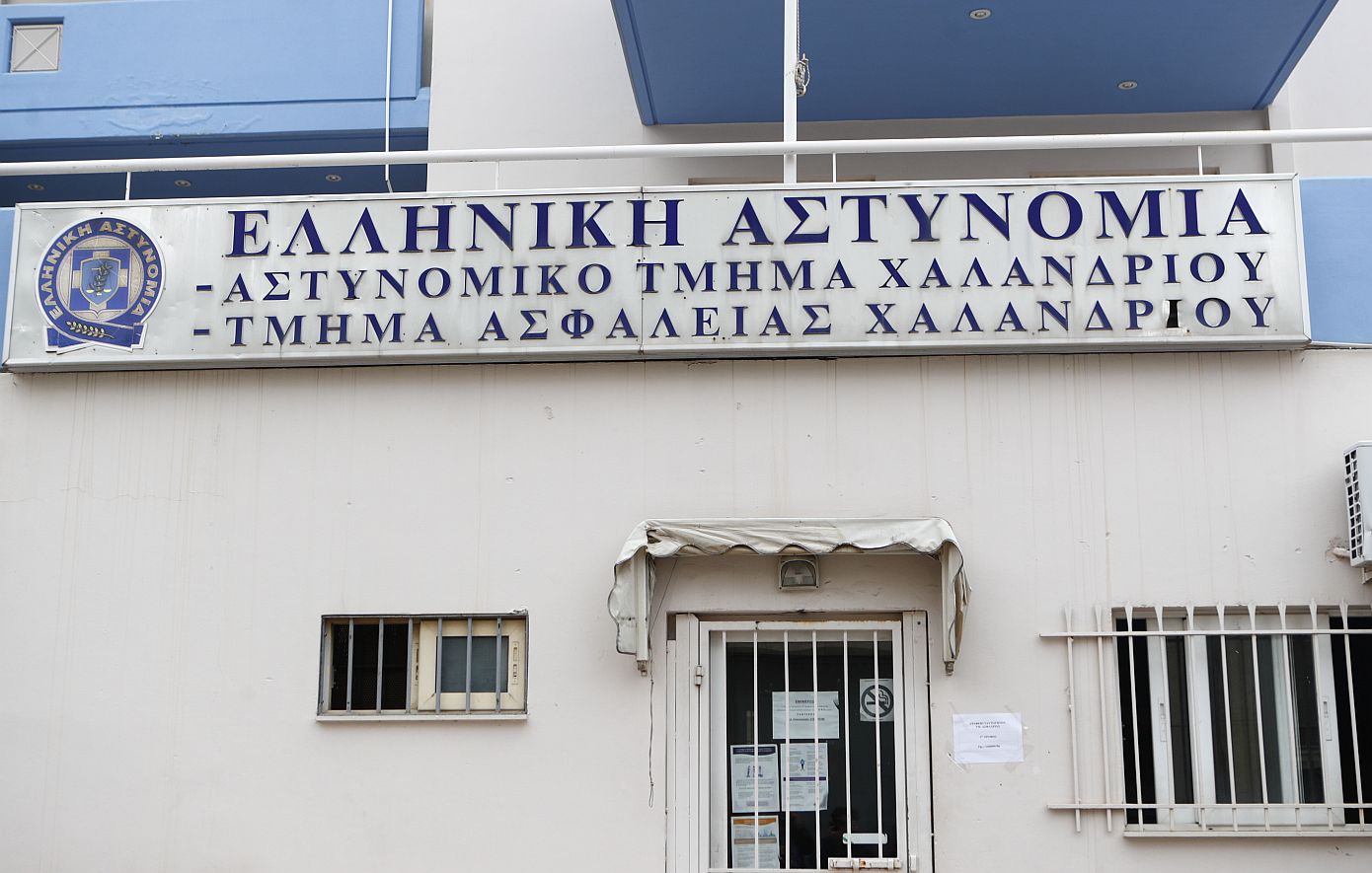Βίντεο ντοκουμέντο από τον άγριο καυγά δύο οικογενειών στο αστυνομικό τμήμα Χαλανδρίου για την επιμέλεια ανήλικης