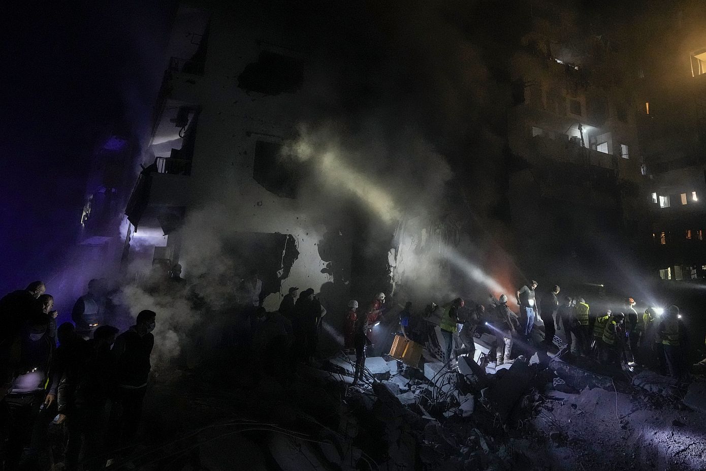 Τουλάχιστον 50 νεκροί από ισραηλινά πλήγματα στον Λίβανο – Οκταώροφο κτήριο χτυπήθηκε με 4 πυραύλους