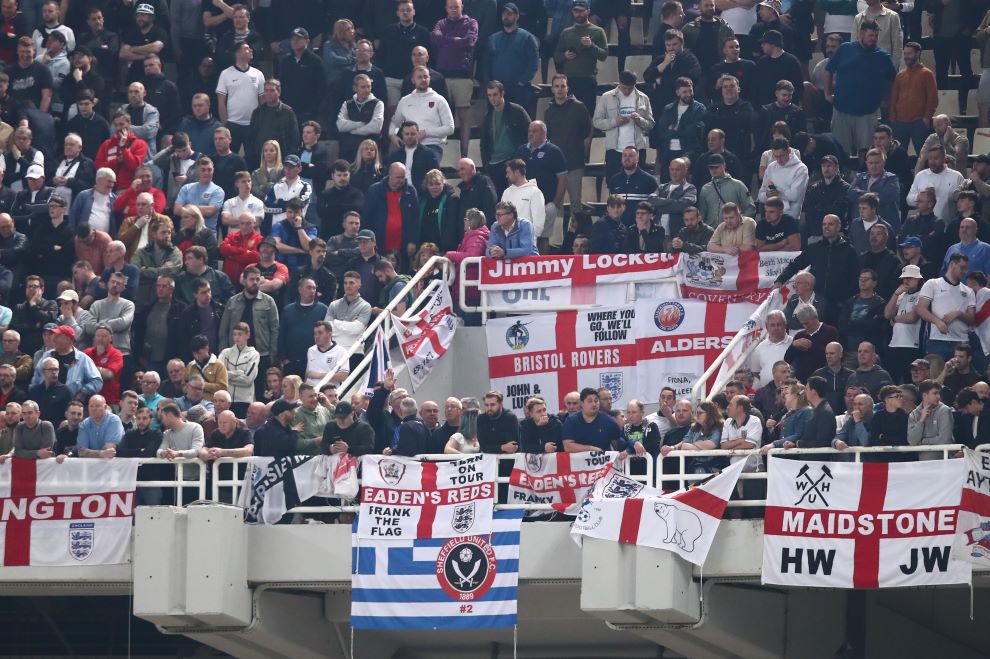 Άγγλοι οπαδοί κατηγορούν την Ελληνική Αστυνομία για βίαιη μεταχείριση