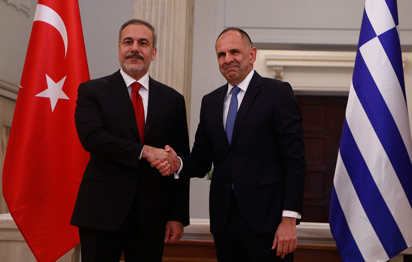 Σε εξέλιξη η κρίσιμη συνάντηση Γεραπετρίτη-Φιντάν στην Αθήνα