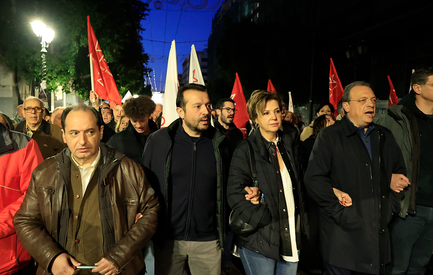 Σε εξέλιξη η μεγάλη πορεία του Πολυτεχνείου προς την αμερικανική και την ισραηλινή πρεσβεία Σε εξέλιξη η μεγάλη πορεία του Πολυτεχνείου προς την αμερικανική και την ισραηλινή πρεσβεία