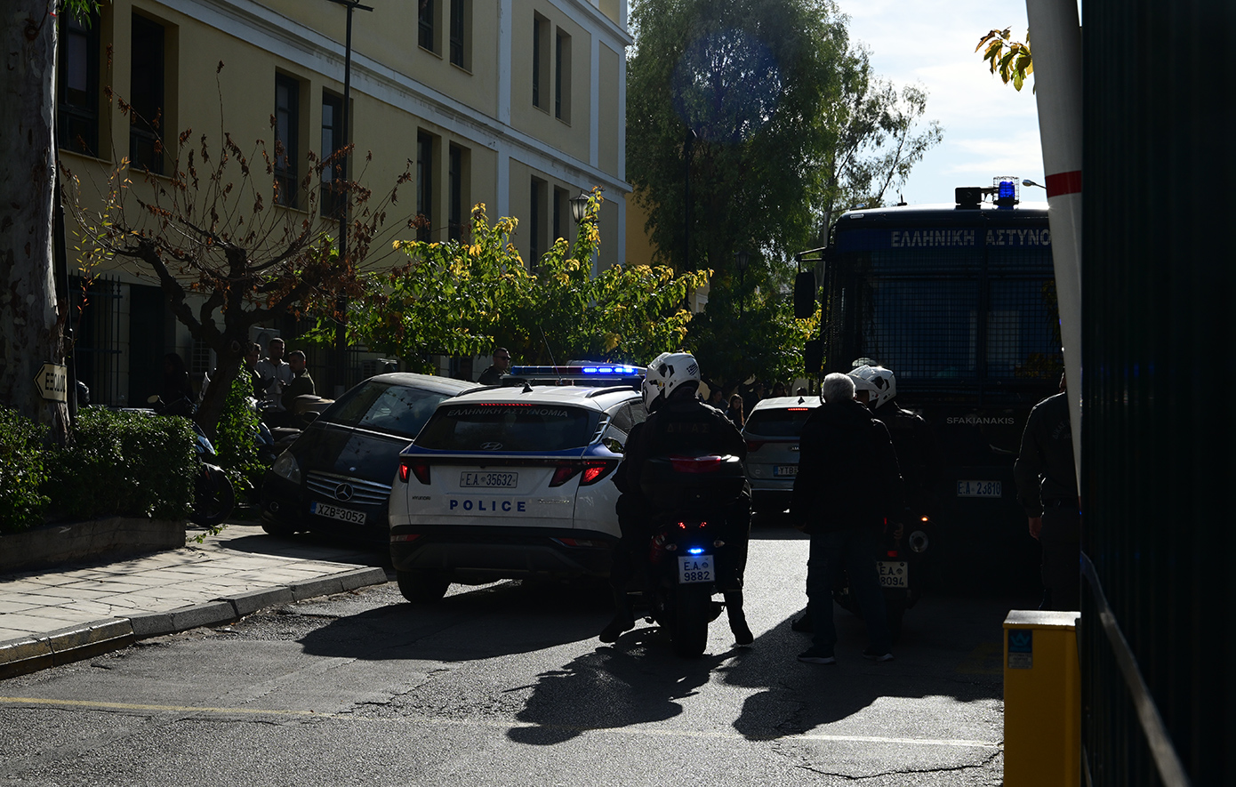 Κάτω από δρακόντεια μέτρα ασφαλείας στον ανακριτή ο «αόρατος» φιλόλογος για τη γιάφκα στο Παγκράτι – Πήρε προθεσμία