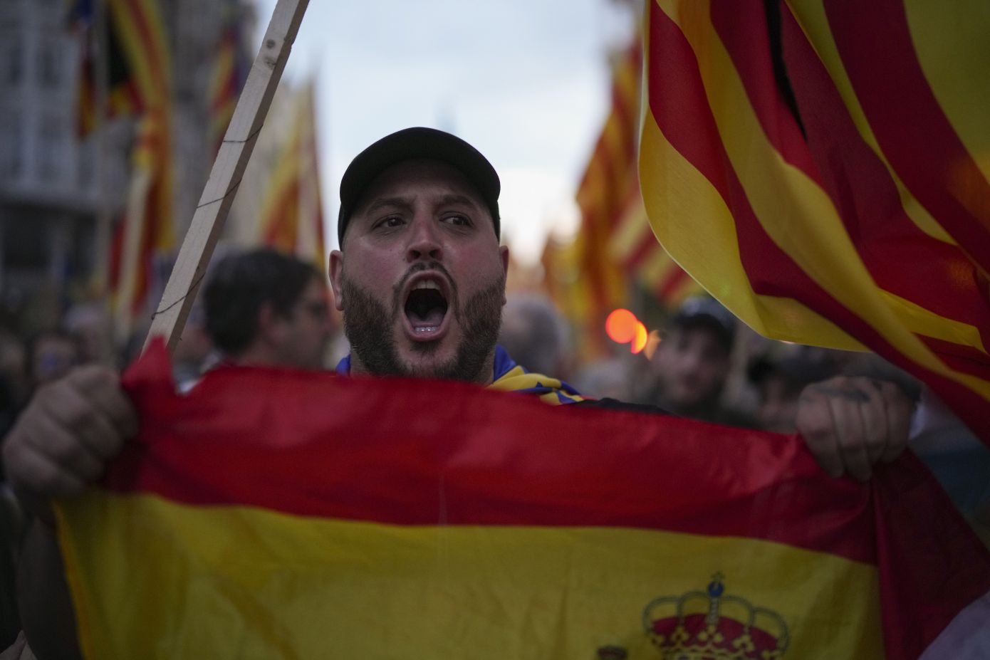 Ξεχειλίζει η οργή στην Ισπανία για τη χαοτική διαχείριση των πλημμυρών – «Είμαστε ο περίγελος ολόκληρου του κόσμου»