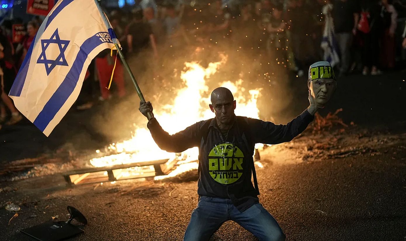 Χιλιάδες διαδηλωτές στους δρόμους του Τελ Αβίβ για την καρατόμηση του Γκάλαντ – «Είναι προδότης» λένε για τον Νετανιάχου
