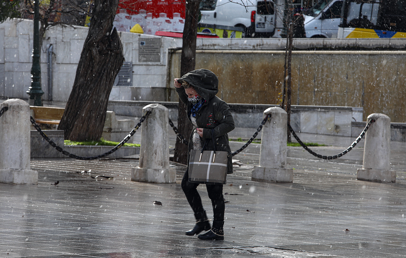 Καιρός: Θα επιμείνει και σήμερα το κρύο – Βροχές, χαμηλές θερμοκρασίες και χιόνια