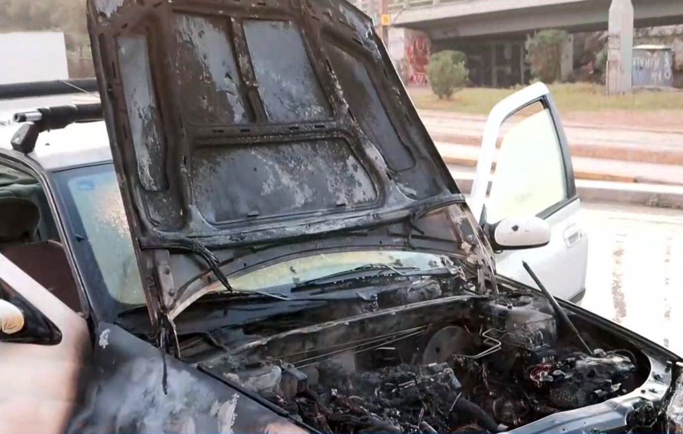 Στις φλόγες αυτοκίνητο στο Νέο Φάληρο – Κάηκε ολοσχερώς, σώοι οι επιβάτες