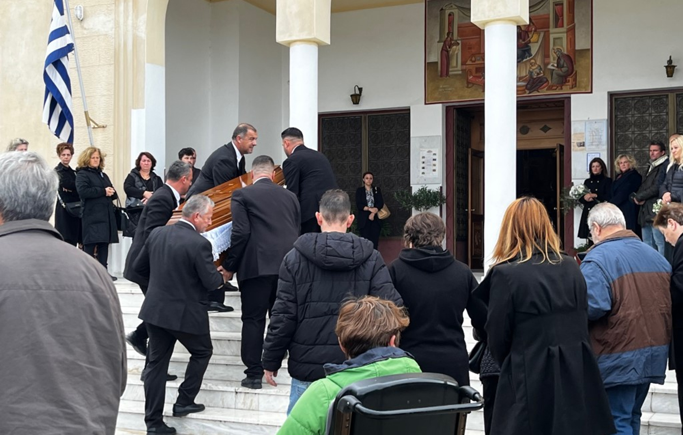 Θρήνος και οργή στην κηδεία της δολοφονημένης Δώρας στο Δοκίμι Αγρινίου