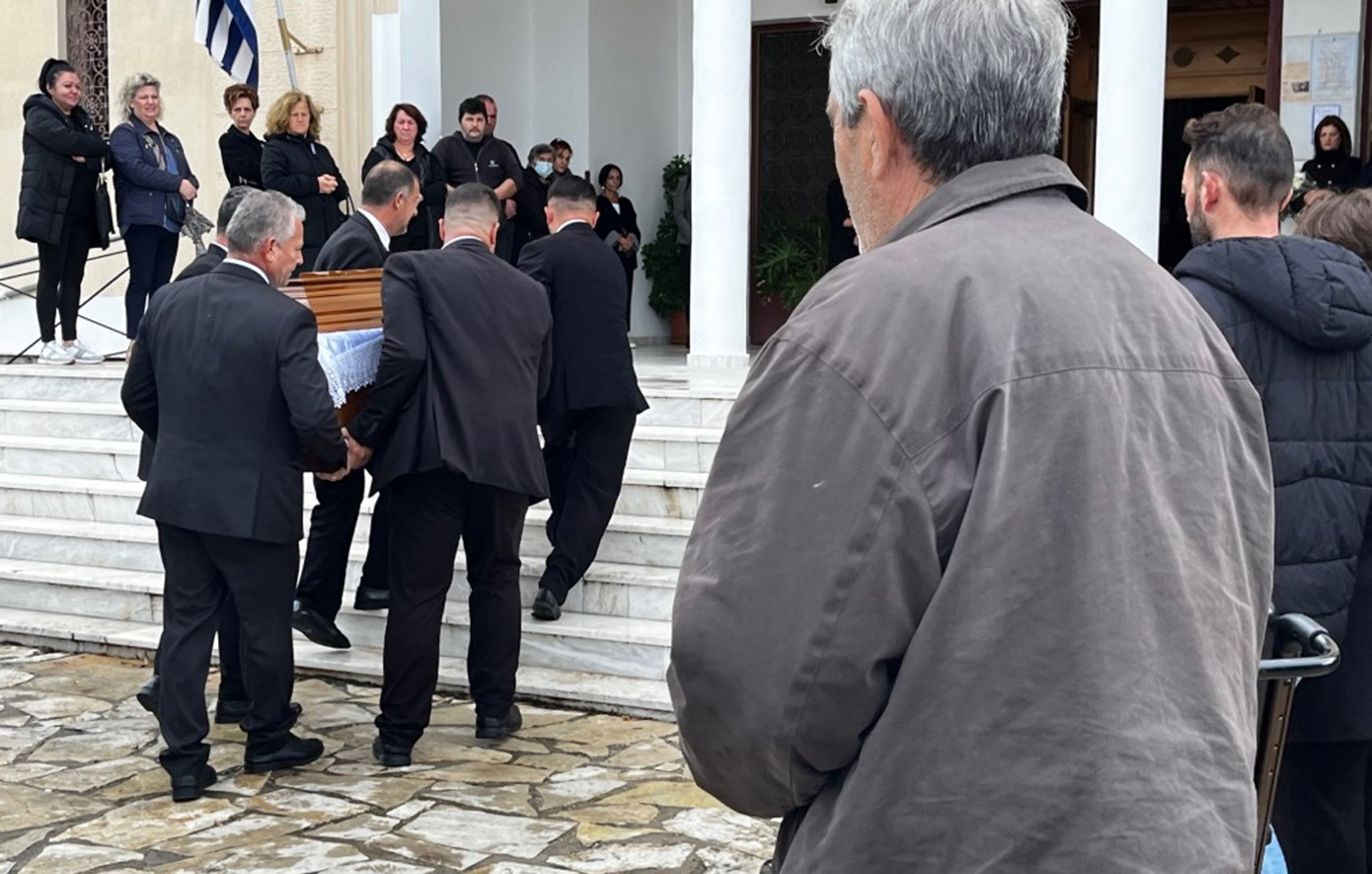 Θρήνος και οργή στην κηδεία της δολοφονημένης Δώρας στο Δοκίμι Αγρινίου