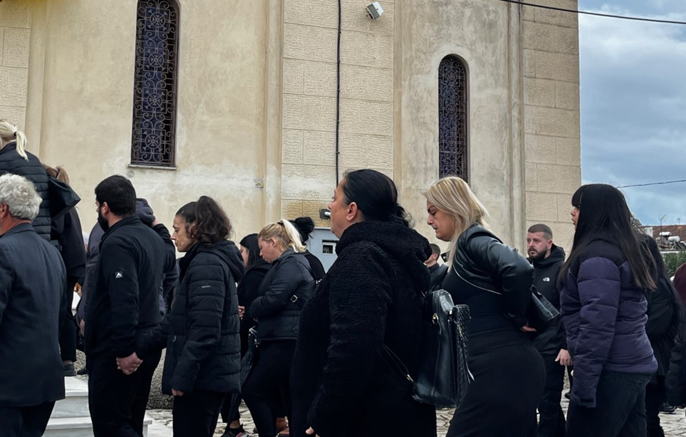 Θρήνος και οργή στην κηδεία της δολοφονημένης Δώρας στο Δοκίμι Αγρινίου
