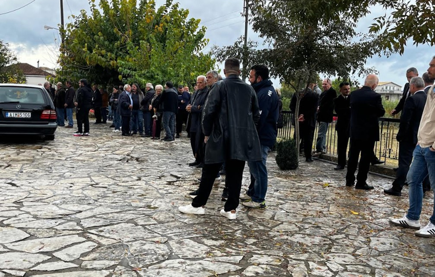Θρήνος και οργή στην κηδεία της δολοφονημένης Δώρας στο Δοκίμι Αγρινίου