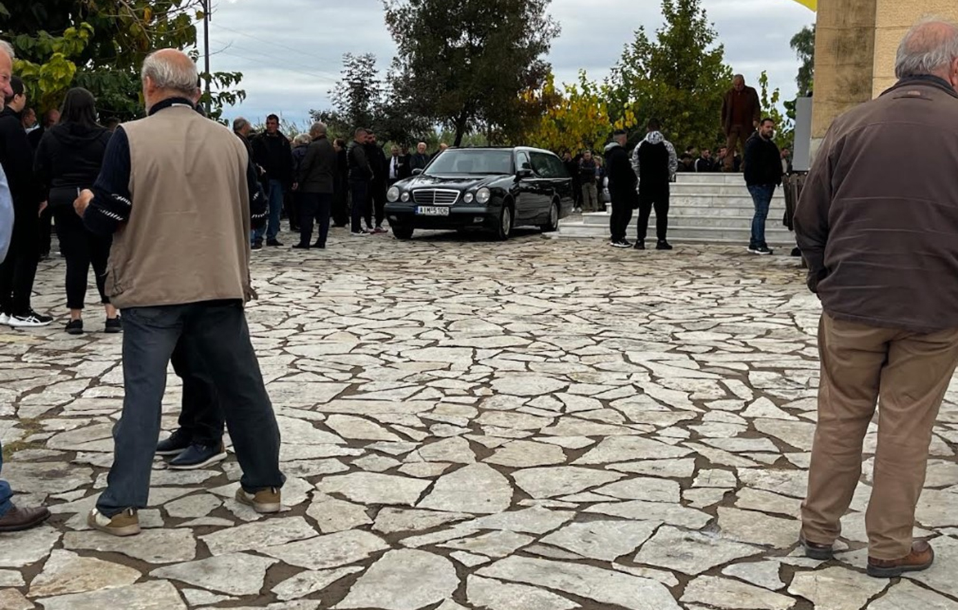 Θρήνος και οργή στην κηδεία της δολοφονημένης Δώρας στο Δοκίμι Αγρινίου