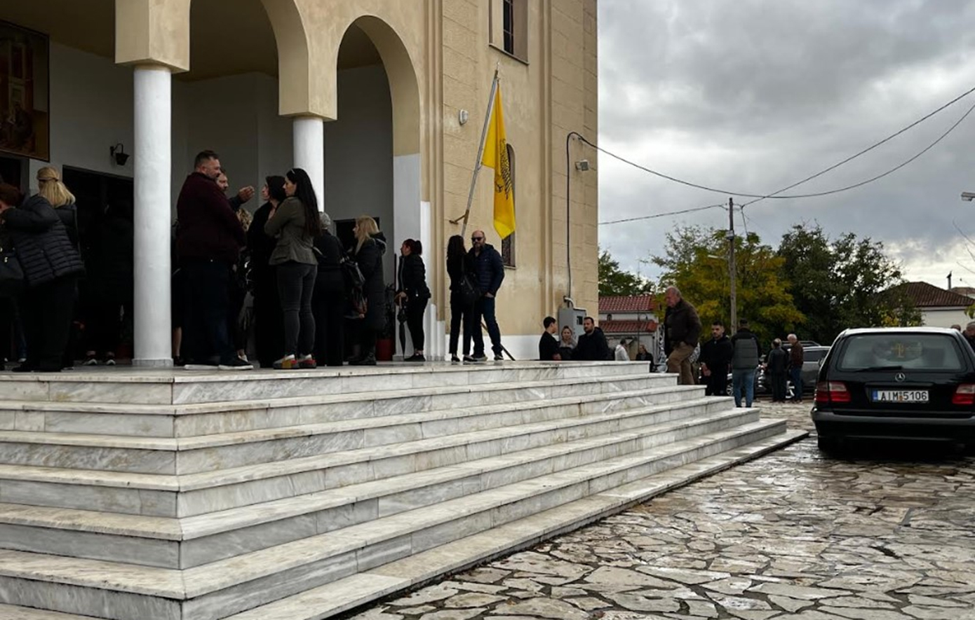 Θρήνος και οργή στην κηδεία της δολοφονημένης Δώρας στο Δοκίμι Αγρινίου
