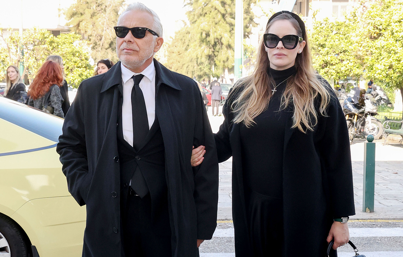 «Στον μαχητή μου», γράφει το στεφάνι της συζύγου του Αντώνη Λυμπέρη πάνω από το φέρετρο – Το τελευταίο «αντίο» «Στον μαχητή μου», γράφει το στεφάνι της συζύγου του Αντώνη Λυμπέρη πάνω από το φέρετρο – Το τελευταίο «αντίο»