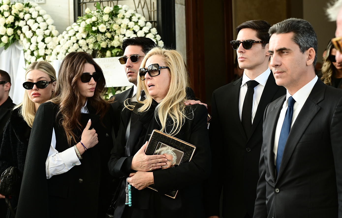 «Στον μαχητή μου», γράφει το στεφάνι της συζύγου του Αντώνη Λυμπέρη πάνω από το φέρετρο – Το τελευταίο «αντίο» «Στον μαχητή μου», γράφει το στεφάνι της συζύγου του Αντώνη Λυμπέρη πάνω από το φέρετρο – Το τελευταίο «αντίο»