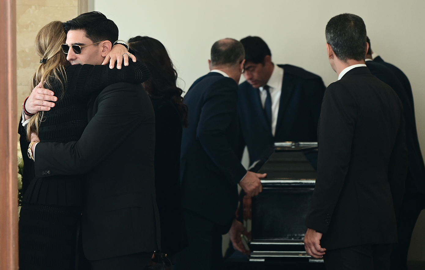 «Στον μαχητή μου», γράφει το στεφάνι της συζύγου του Αντώνη Λυμπέρη πάνω από το φέρετρο – Το τελευταίο «αντίο» «Στον μαχητή μου», γράφει το στεφάνι της συζύγου του Αντώνη Λυμπέρη πάνω από το φέρετρο – Το τελευταίο «αντίο»