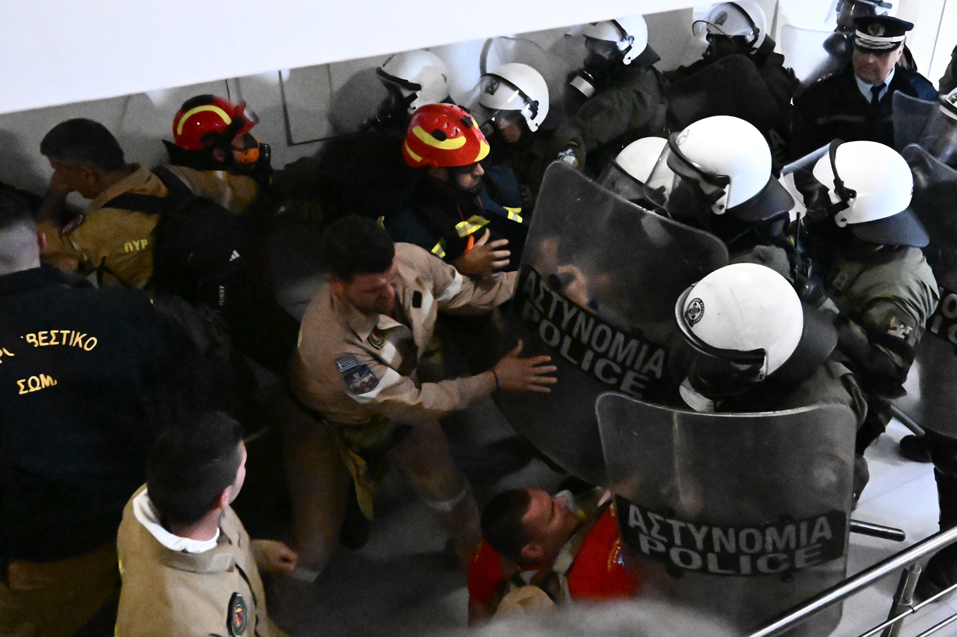 Η Σδούκου ενημέρωσε τους βουλευτές της αντιπολίτευσης για τα επεισόδια μεταξύ των ΜΑΤ και των πυροσβεστών