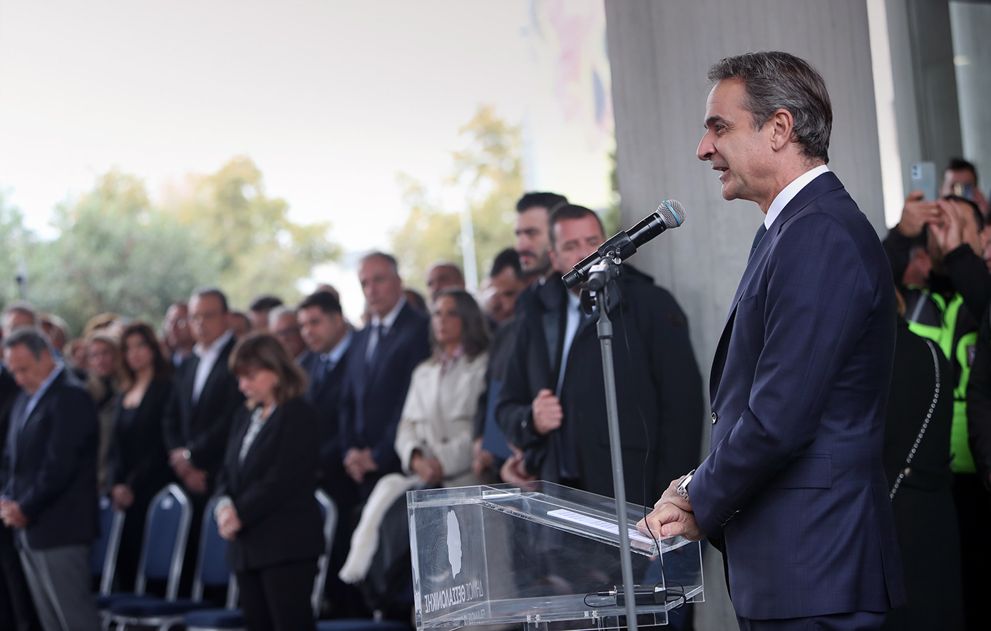 Πλήθος κόσμου στο τελευταίο αντίο στον Γιάννη Μπουτάρη Πλήθος κόσμου στο τελευταίο αντίο στον Γιάννη Μπουτάρη