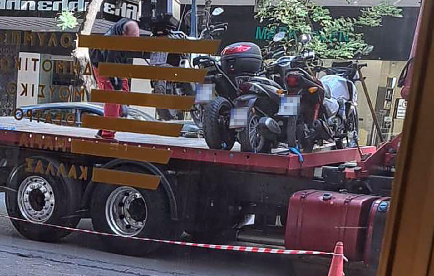 Γερανοί σήκωσαν μηχανάκια από πεζοδρόμια στο κέντρο της Αθήνας