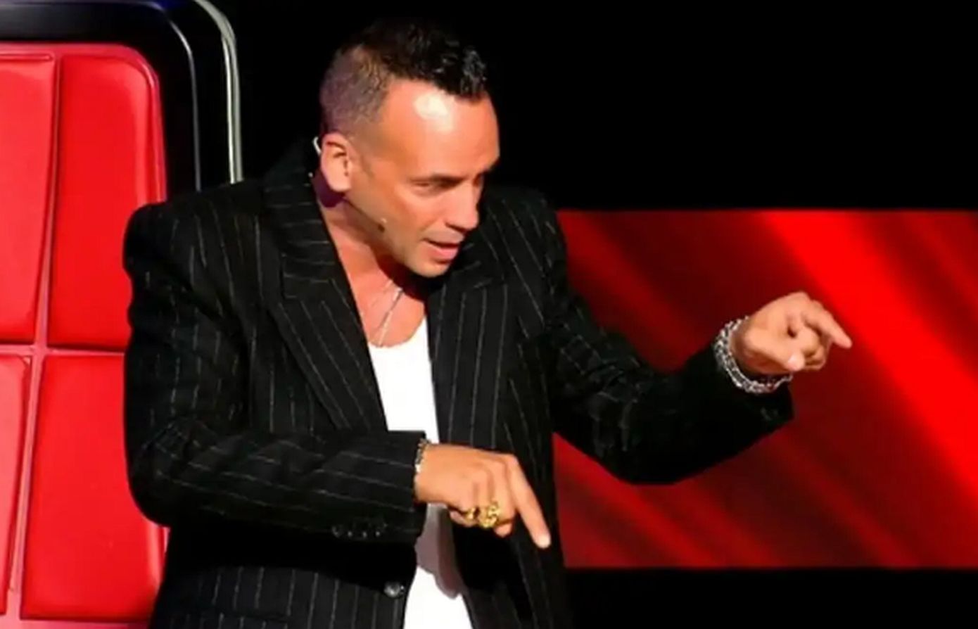 The Voice – Ο Μουζουράκης γύρισε την καρέκλα πριν καν ερμηνεύσει μια λέξη: «Γνωριζόμαστε αλλά δεν ήξερα ότι θα έρθει»