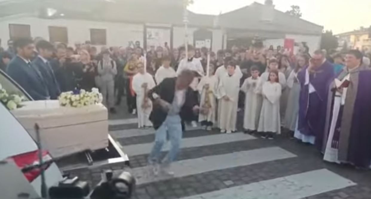 Παππούς διοργάνωσε rave κηδεία για τον 16χρονο εγγονό του και χόρευε ξέφρενα δίπλα από το φέρετρό του – «Ήταν μια δήλωση αγάπης»
