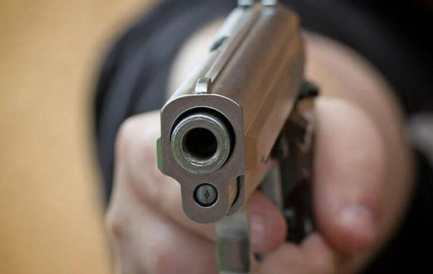 Όπλισε το χέρι του θετού γιου για να σκοτώσει τον ανιψιό του και δολοφόνησε λάθος άτομο – «Κάνε αυτό που πρέπει»