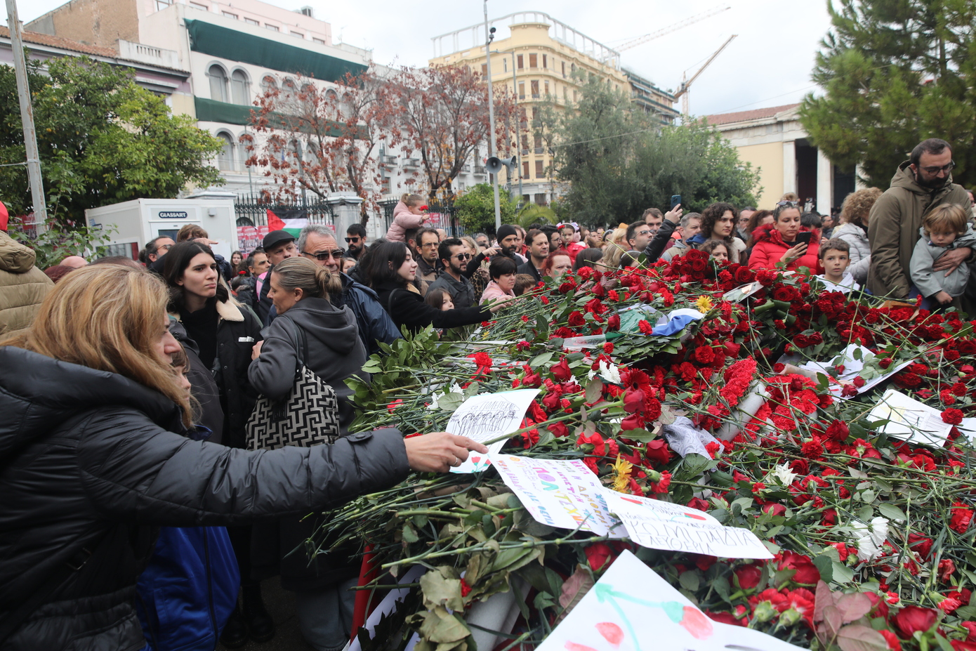 Γέμισε με κόκκινα γαρύφαλλα το Πολυτεχνείο για τα 51 χρόνια από την εξέγερση &#8211; Έκλεισαν οι πύλες για να ξεκινήσει η πορεία