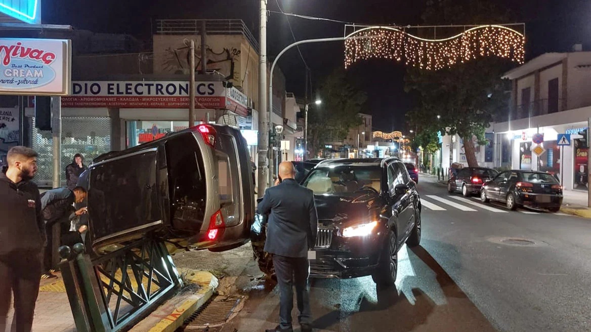 Σοβαρό τροχαίο στη Νέα Ερυθραία – Αυτοκίνητο παραβίασε ερυθρό σηματοδότη και εμβόλισε άλλο όχημα που ανατράπηκε