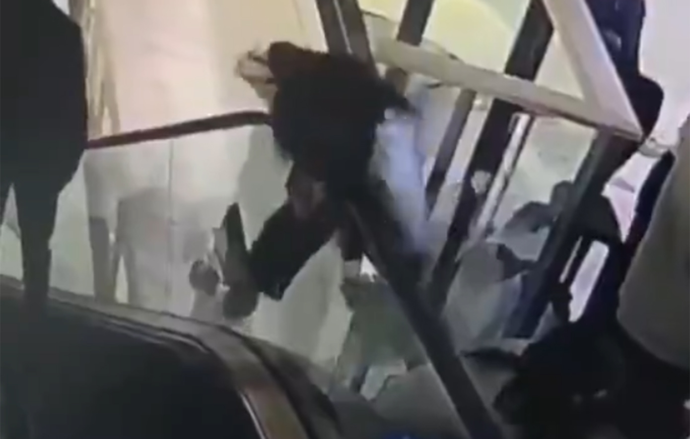 Γυναίκα σκοτώθηκε μέσα σε εμπορικό κέντρο πέφτοντας από κυλιόμενες σκάλες – Δείτε το συγκλονιστικό βίντεο