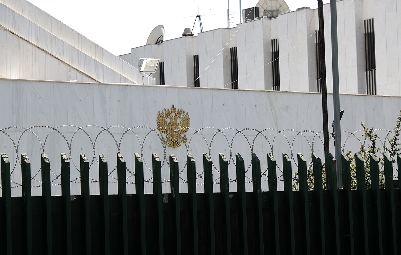 Οι ευχές της ρωσικής πρεσβείας στην Αθήνα με μια… φουντουκιά (Oreshnik)