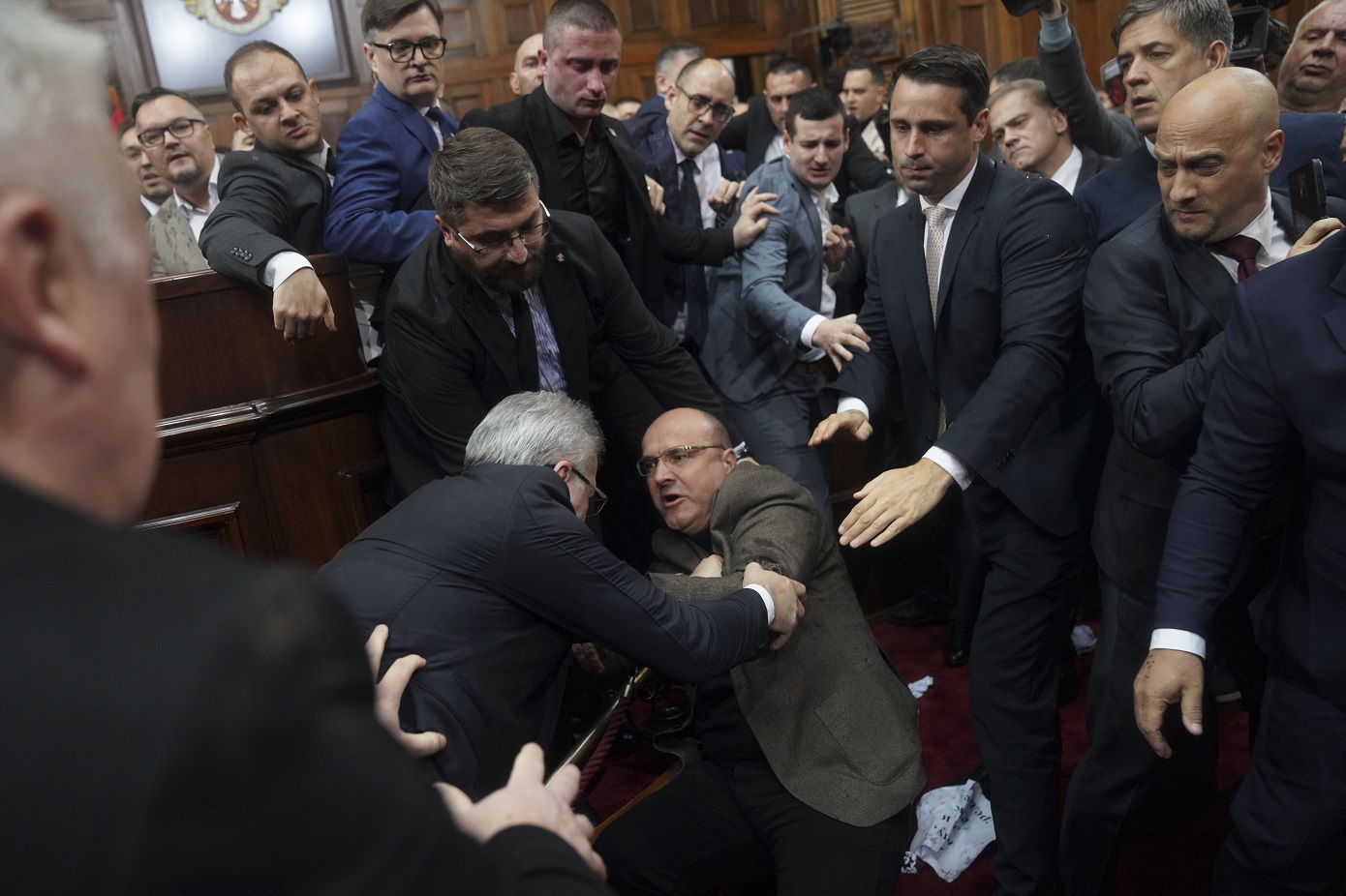 Σύρραξη στο Κοινοβούλιο της Σερβίας – Βουλευτές πιάστηκαν στα χέρια, έπεσαν μπουνιές και σφαλιάρες