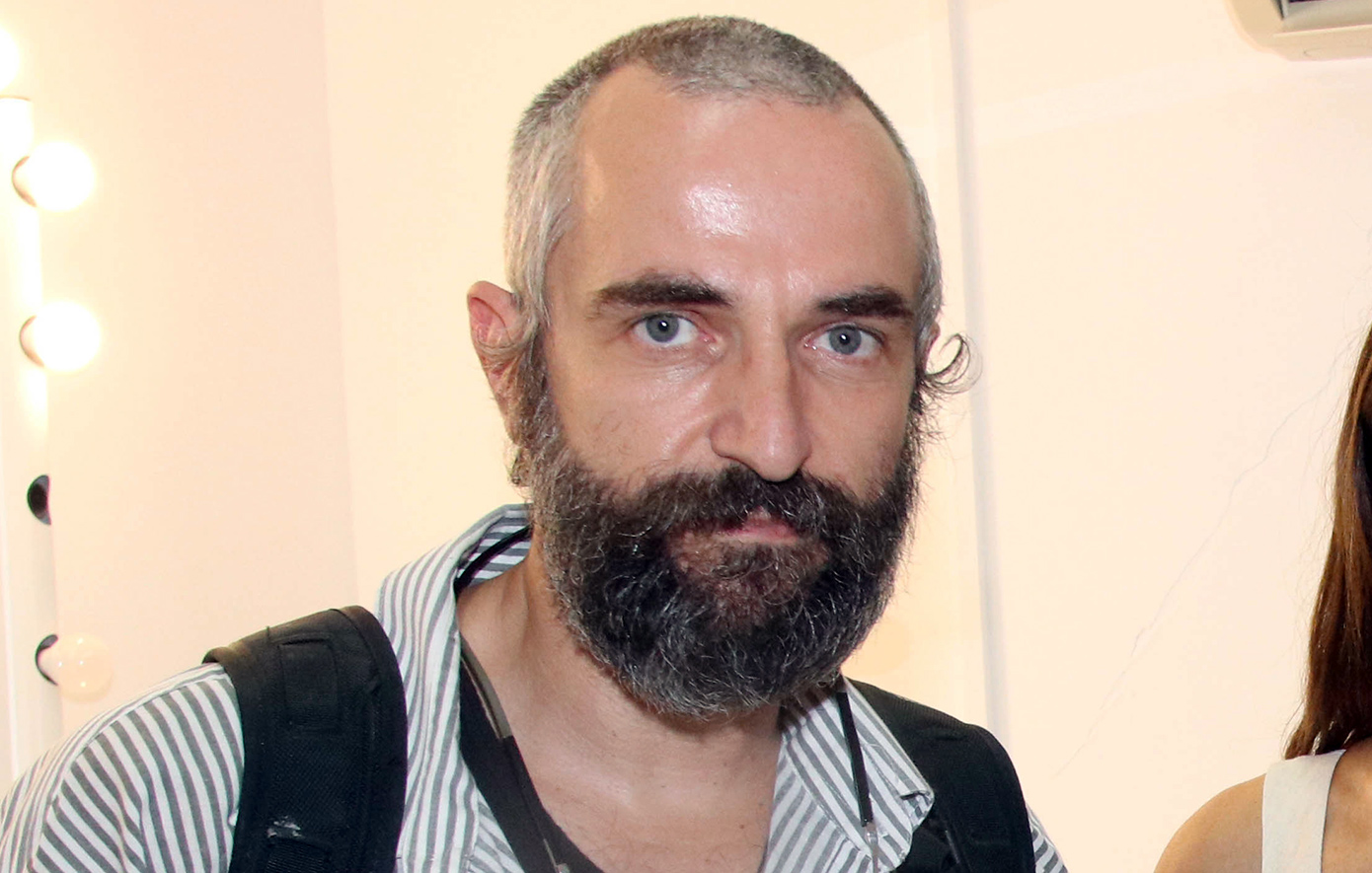 Ο Άρης Σερβετάλης επιστρέφει τηλεοπτικά με έντονο θρησκευτικό αποτύπωμα