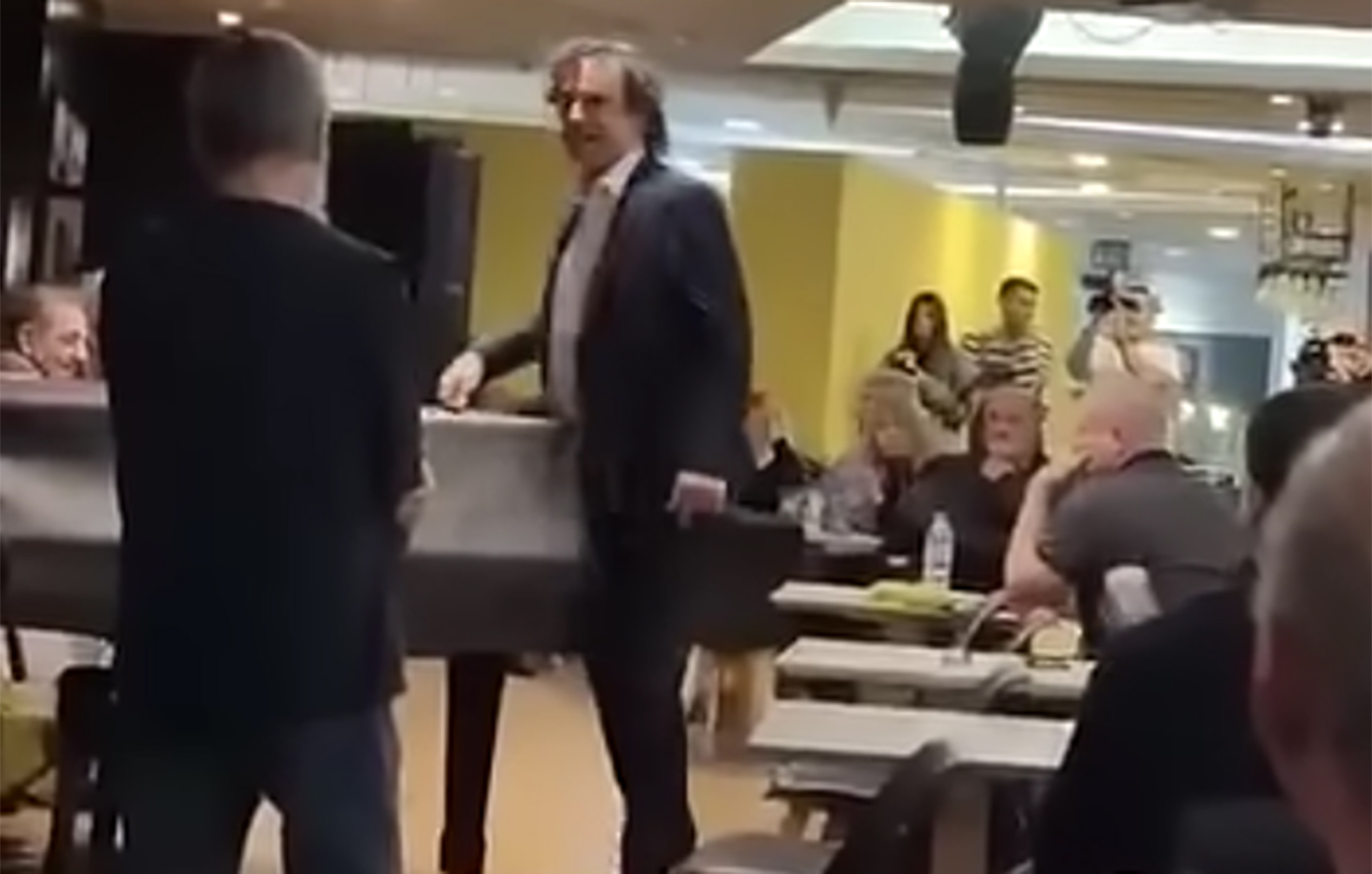 Ο Πέτρος Τατσόπουλος πέταξε εικόνα της Παναγίας σε δημοσιογράφο στην παρουσίαση του βιβλίου του – «Φύγε, καραγκιοζάκο»