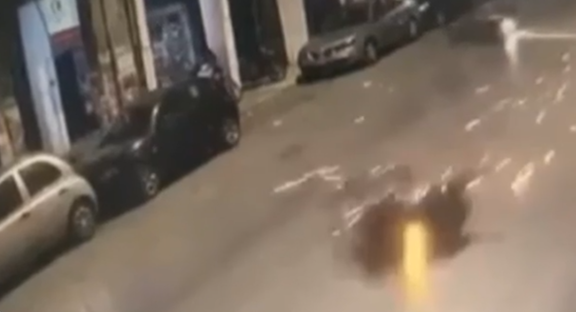 Συγκλονιστικό βίντεο από το τροχαίο στην Κυψέλη – Έπεσε στα κολονάκια ο 18χρονος που σκοτώθηκε