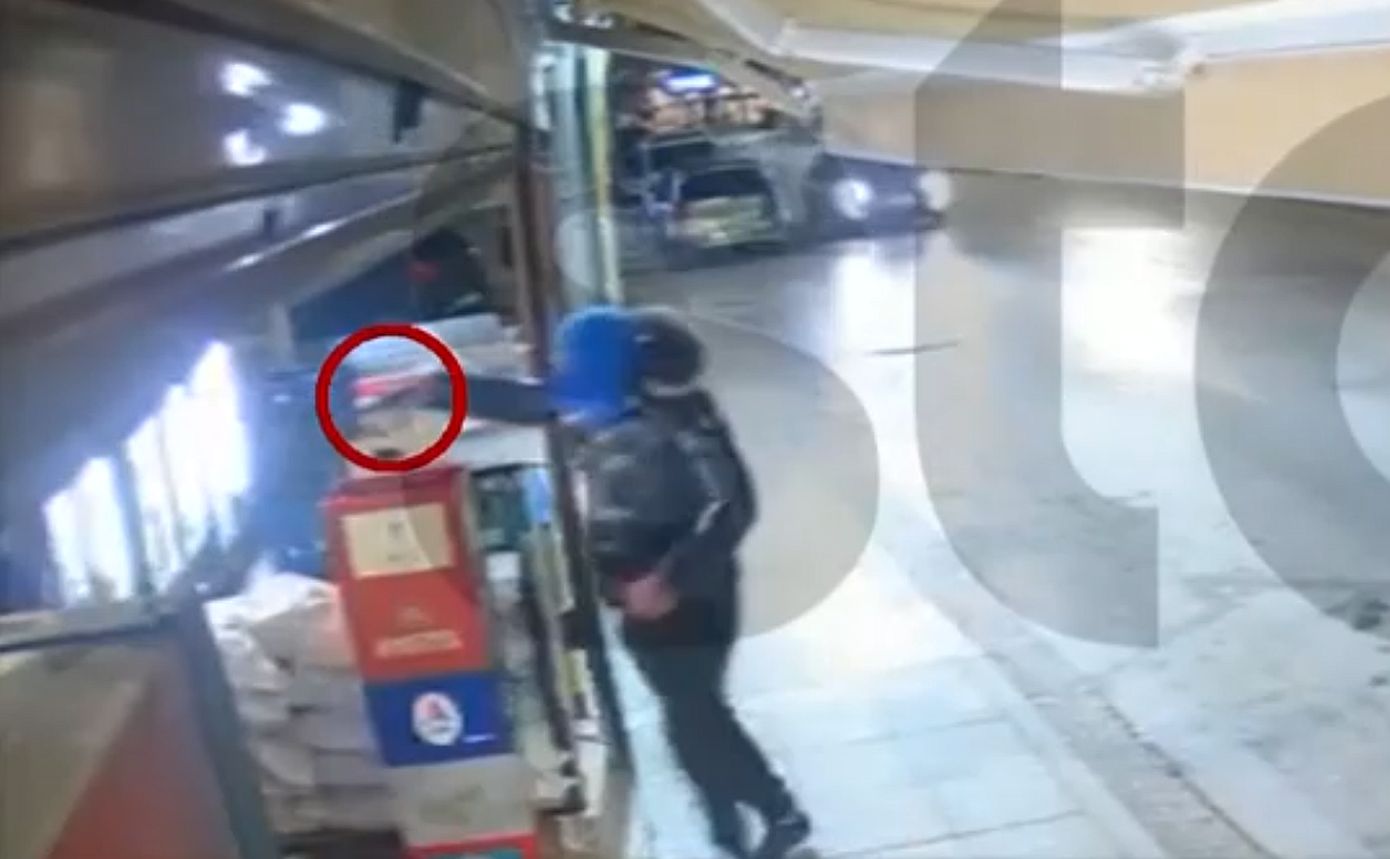 Βίντεο ντοκουμέντο από ληστεία σε μίνι μάρκετ στο Μενίδι – Ο δράστης «κόλλησε» το πιστόλι στο κεφάλι της υπαλλήλου