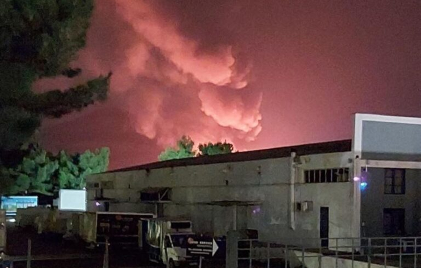Καίγεται ακόμη το εργοστάσιο ανακύκλωσης στη ΒΙΠΕ Βόλου – Σε συναγερμό η Πυροσβεστική