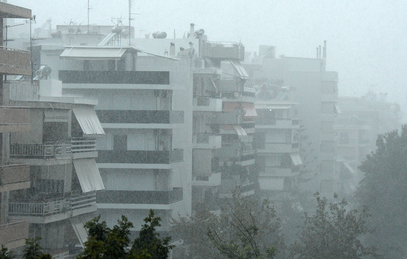 Καταιγίδες πλήττουν την Αττική – Καιρική αστάθεια και τις επόμενες ημέρες, οι δύσκολες ώρες